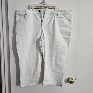 SIZE 26 AVENUE DENIM CAPRI PANTS WHITE
